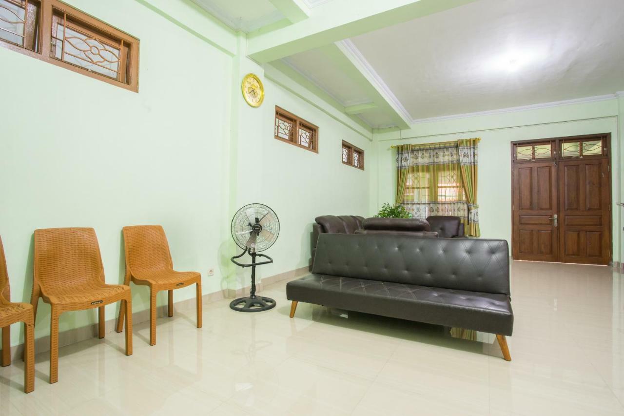 Oyo 1419 Rhona Guest House Syariah Yogyakarta Esterno foto